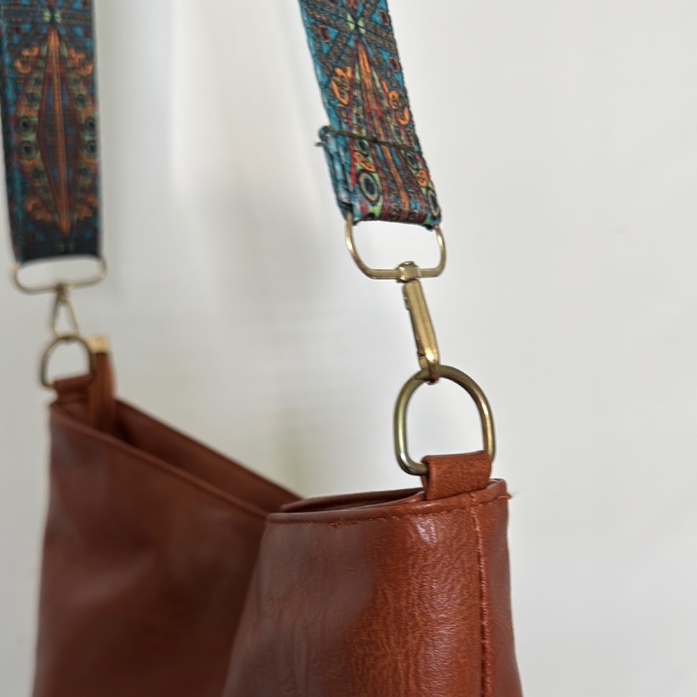 Elegant Brown Leather Shoulder Bag - Picture 2 of 6